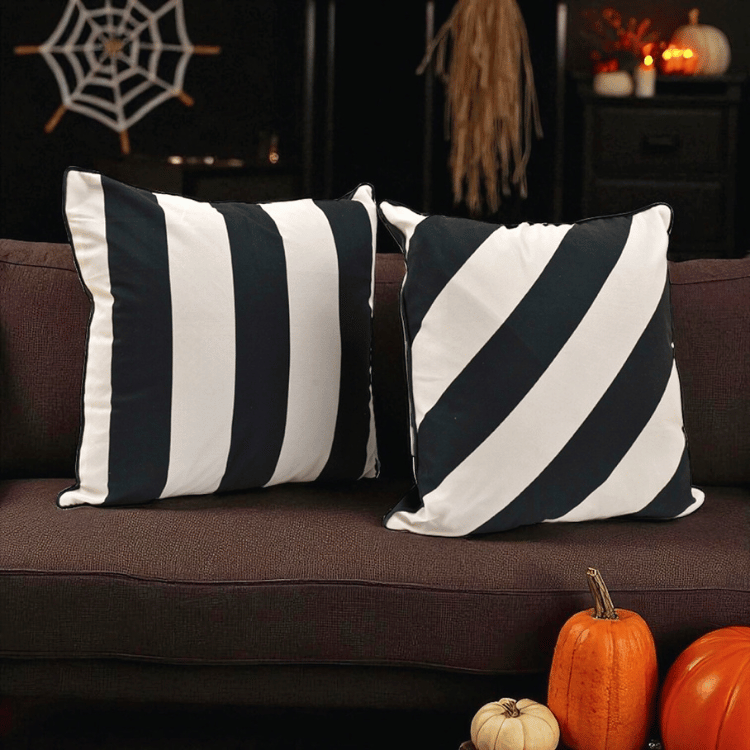 Schwarz-Weiß Kissen 2er Set – Spooky Stripes Halloween Deko – ZauberMerch