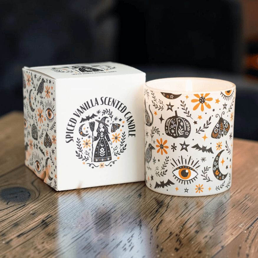 Vanille-Duftkerze mit mystischen Folklore-Motiven – ZauberMerch
