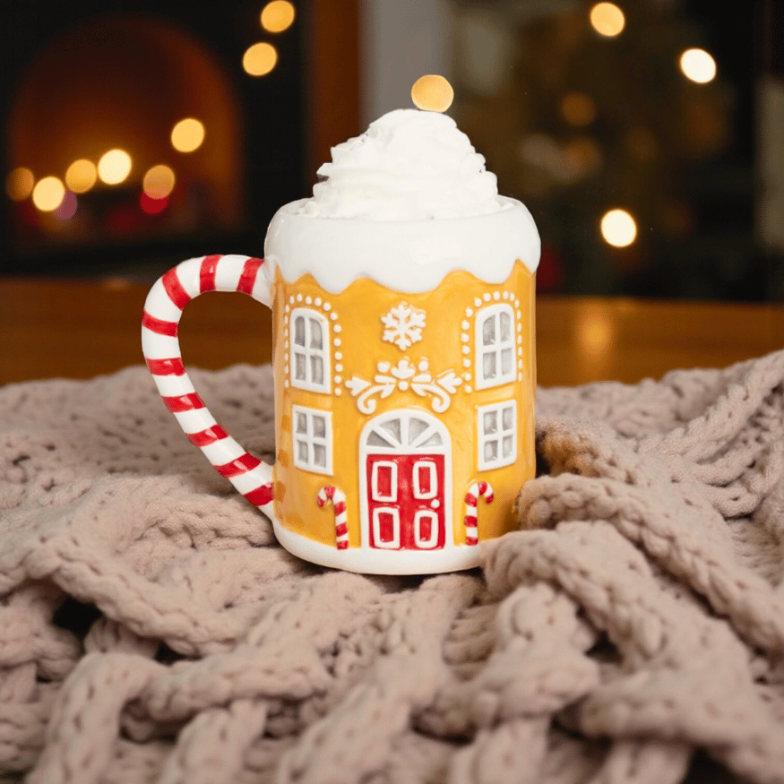 Weihnachtstasse Lebkuchenhaus – Winter Tasse mit Zuckerstangen-Henkel – ZauberMerch