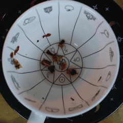 Tasse mit Teesatz als Beispiel