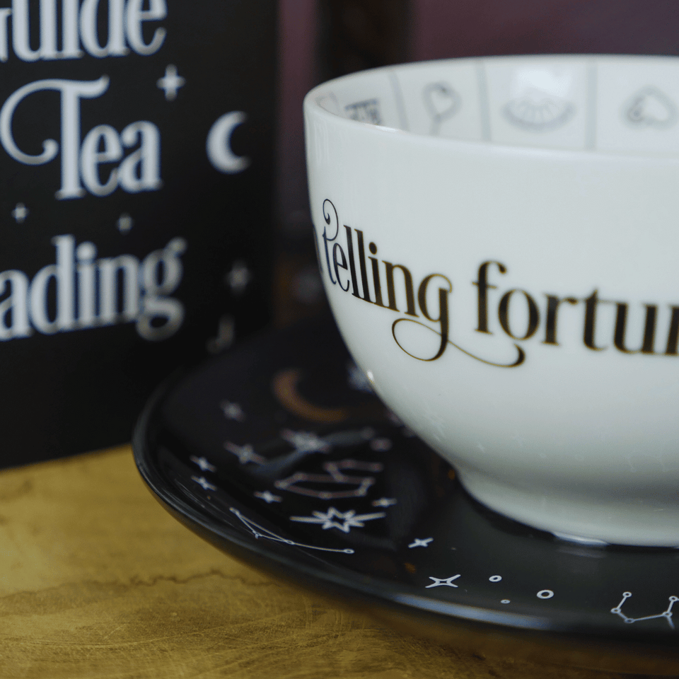 Tasse mit Untertasse und Booklet teilweise zu sehen