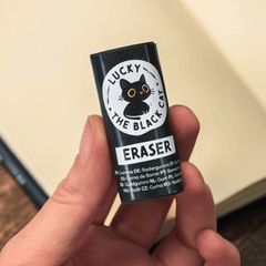 Kleine schwarze Katze als Radiergummi