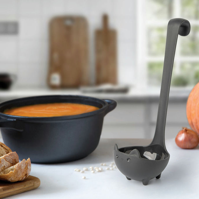 Schwarze Katzen Schöpfkelle für Suppe und Eintopf für magische Küchen