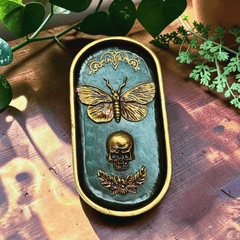 Räucherstäbchenhalter Totenkopf – Gotischer Halter mit Motte