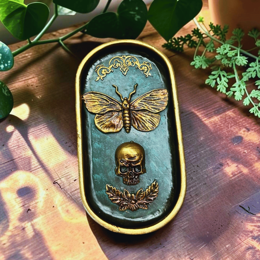 Räucherstäbchenhalter Totenkopf – Gotischer Halter mit Motte