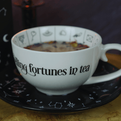 Besondere Wahrsage Tasse mit Teesatz und Wasser