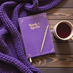 Book of Spells Journal mit Amethyst-Stift – liniertes Notizbuch A5