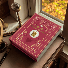 Buch-Medaillon Kette in Geschenkbox – Bookish Locket für Leserherzen