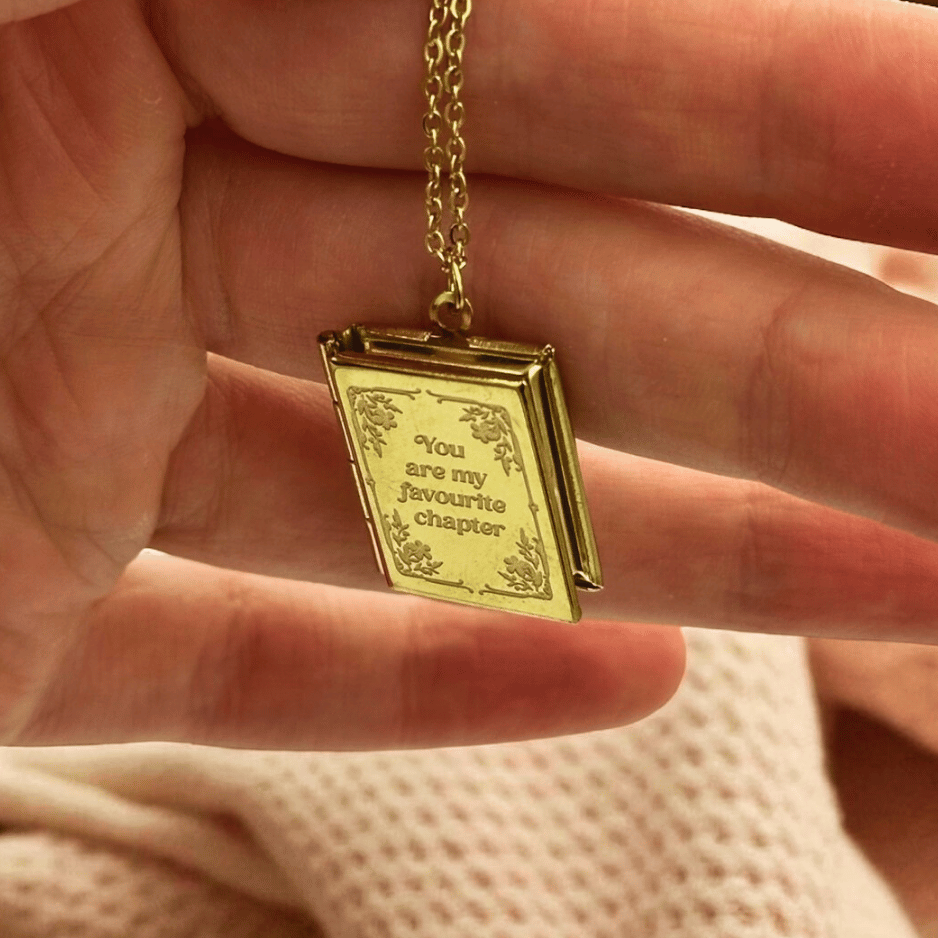 Buch-Medaillon Kette in Geschenkbox – Bookish Locket für Leserherzen