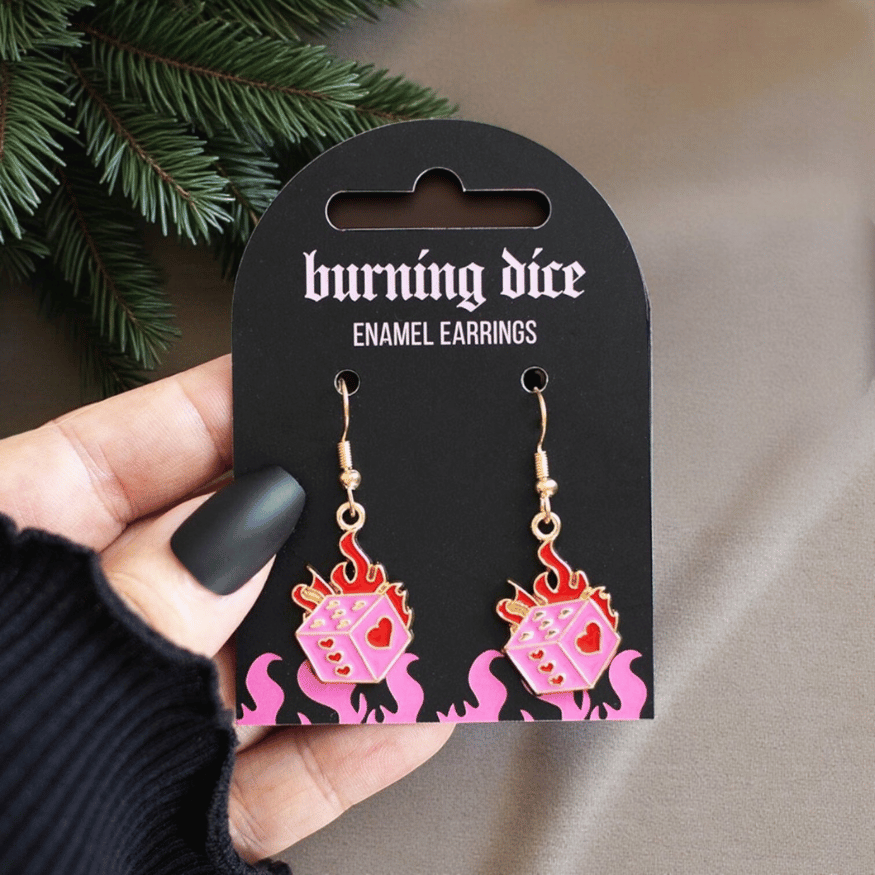 Burning Dice Ohrringe – Würfel in Flammen als Symbol-Schmuck