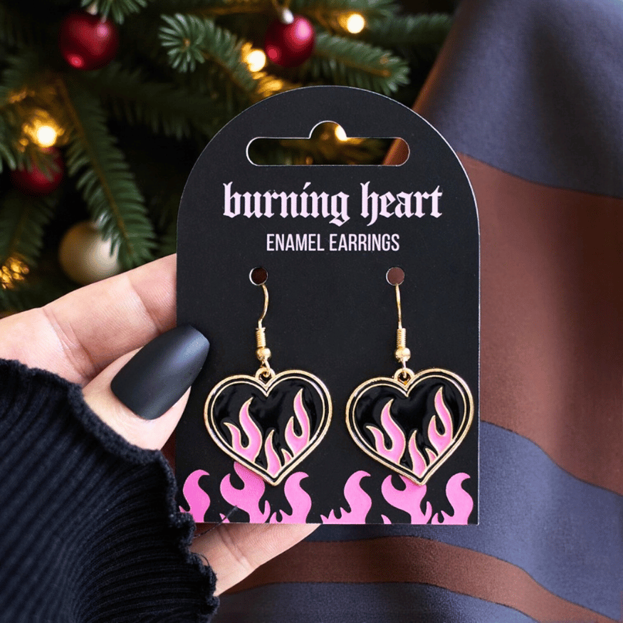 Burning Heart Ohrringe – Herzflamme Schmuck in Schwarz und Pink