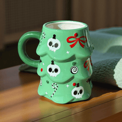Creepy Christmas Tree Tasse – Gruselige Weihnachts-Tasse für Cozy Wintermomente