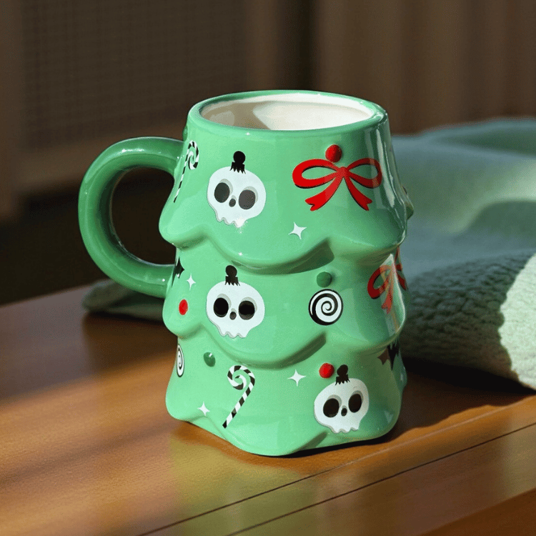 Creepy Christmas Tree Tasse – Gruselige Weihnachts-Tasse für Cozy Wintermomente