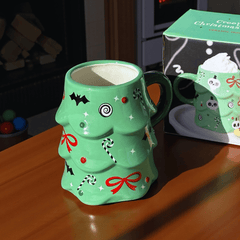 Creepy Christmas Tree Tasse – Gruselige Weihnachts-Tasse für Cozy Wintermomente