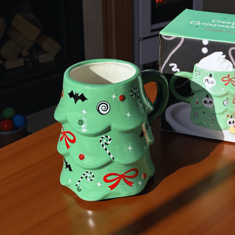 Creepy Christmas Tree Tasse – Gruselige Weihnachts-Tasse für Cozy Wintermomente