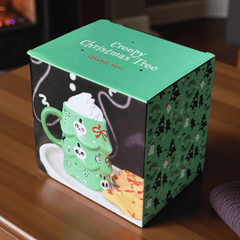 Creepy Christmas Tree Tasse – Gruselige Weihnachts-Tasse für Cozy Wintermomente
