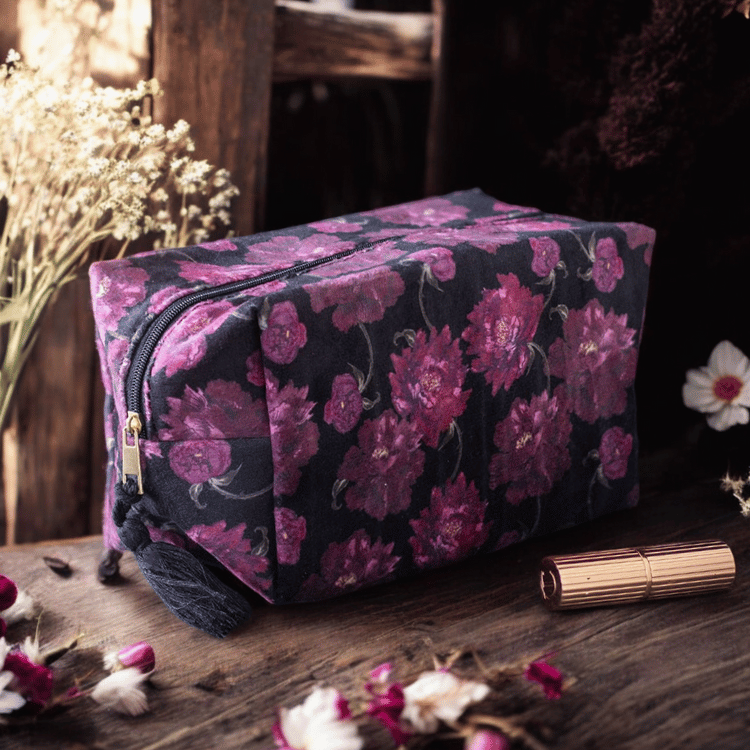 Dark Romance Kosmetiktasche – Blumenmuster im Gothic-Stil