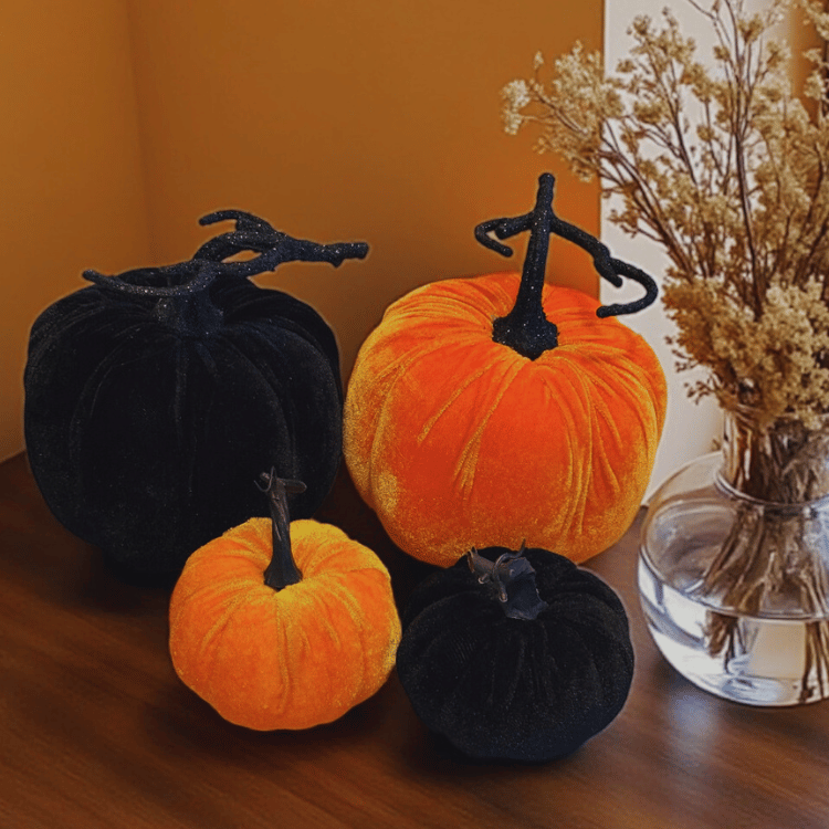 Deko Kürbis Samt Schwarz oder Orange – Herbst & Halloween Dekoration