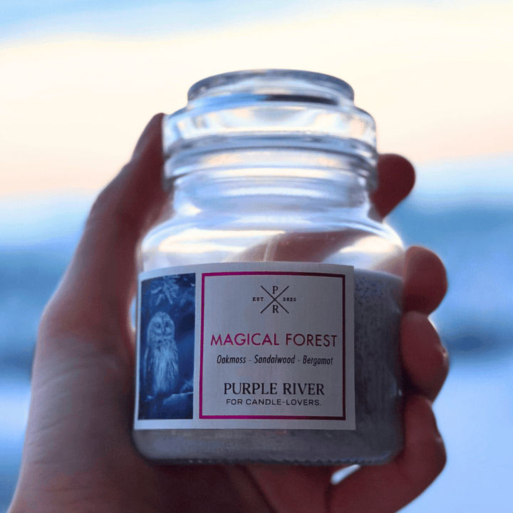 Duftkerze Magical Forest – 113g Sojawachs (Purple River)