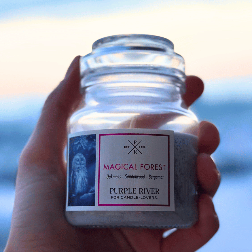 Duftkerze Magical Forest – 113g Sojawachs (Purple River)