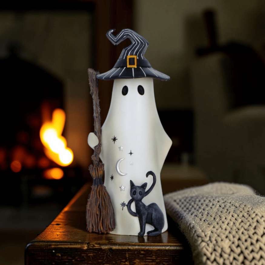 Enid Geisterfigur mit Hexenhut, Besen & Katze – Halloween Deko 16 cm