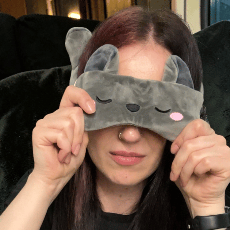 Fledermaus Reisekissen mit Schlafmaske – Magischer Reisebegleiter