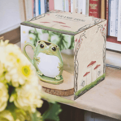 Frosch-Tasse auf Seerosenblatt