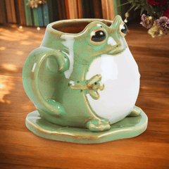 Frosch-Tasse auf Seerosenblatt