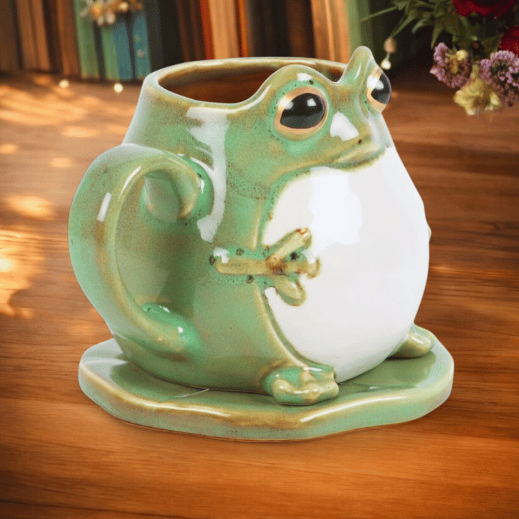 Frosch-Tasse auf Seerosenblatt