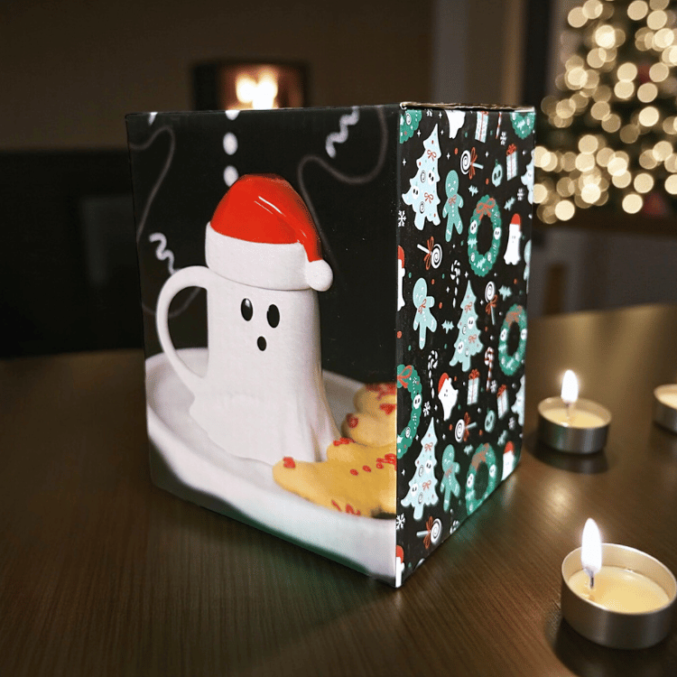 Geister-Tasse mit Weihnachtsmützen-Deckel – Halloween x Weihnachten