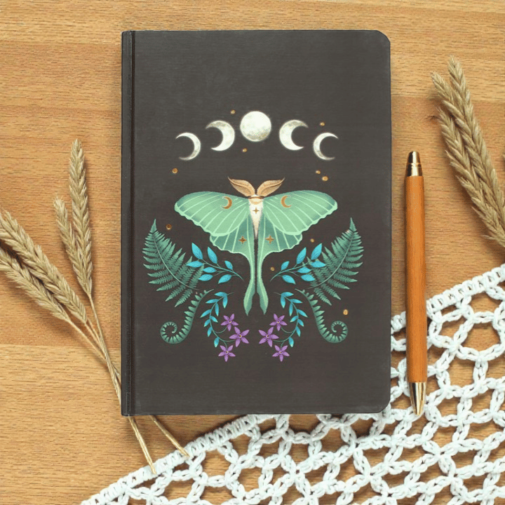 Luna Motte A5 Notizbuch – Dark Forest Journal mit Goldfolie und Leseband