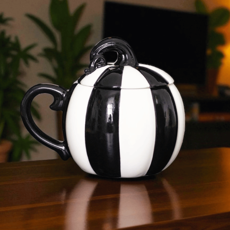Gestreifte Kürbis Tasse mit Deckel – Schwarz-weiße Spooky Tasse