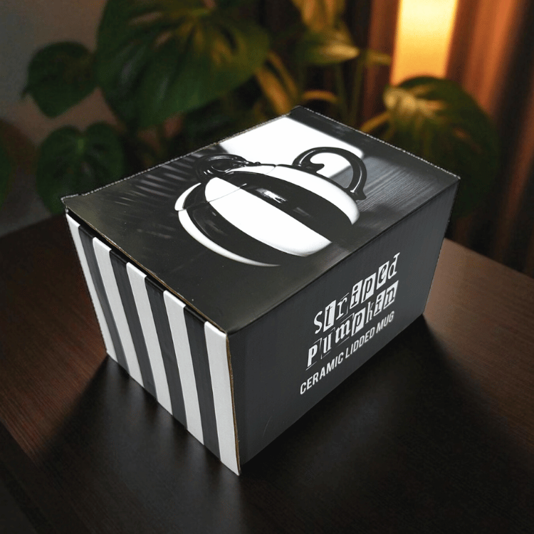 Gestreifte Kürbis Tasse mit Deckel – Schwarz-weiße Spooky Tasse