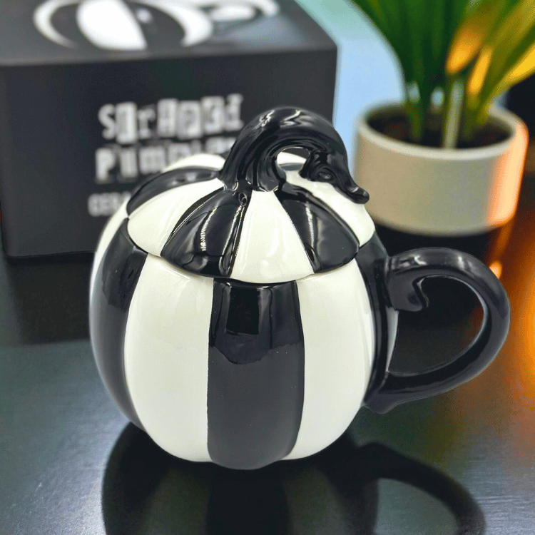 Gestreifte Kürbis Tasse mit Deckel – Schwarz-weiße Spooky Tasse