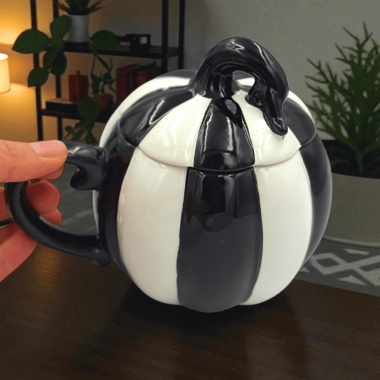 Gestreifte Kürbis Tasse mit Deckel – Schwarz-weiße Spooky Tasse