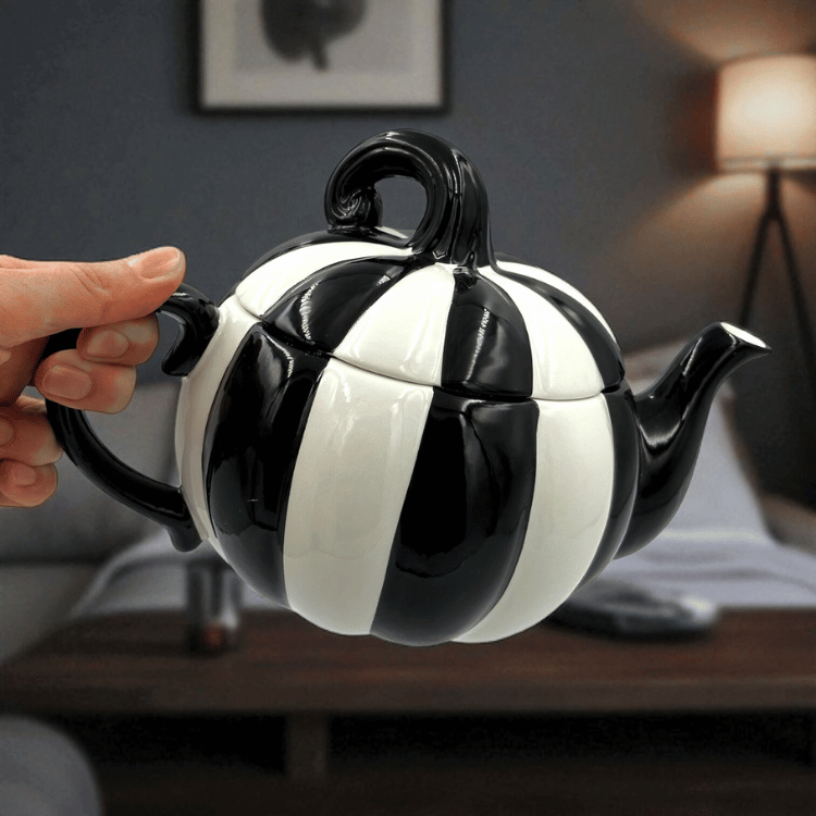 Gestreifte Kürbis Teekanne – Schwarz-weißes Spooky Design