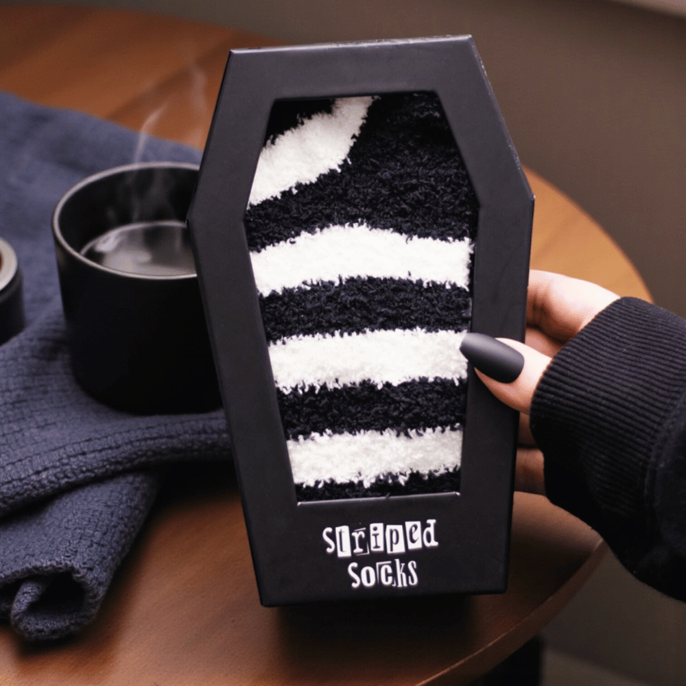 Gestreifte Socken im Sarg Geschenkbox