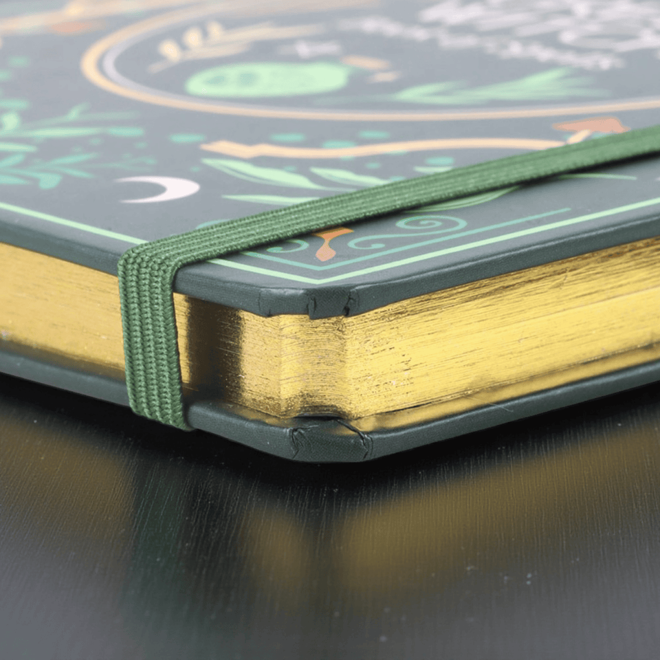 Green Witch Notizbuch A5 – liniertes Journal mit Gummiband