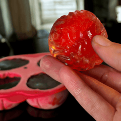 Gruselige Silikonform für Halloween – Gehirn, Grabstein & Totenkopf-Motive