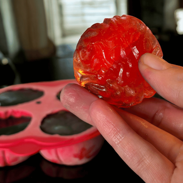 Gruselige Silikonform für Halloween – Gehirn, Grabstein & Totenkopf-Motive