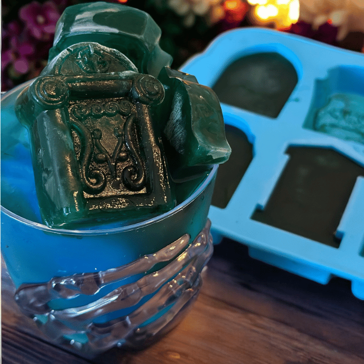 Gruselige Silikonform für Halloween – Gehirn, Grabstein & Totenkopf-Motive