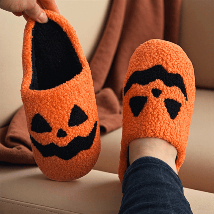 Halloween Hausschuhe Orange mit Kürbis Gesicht – Flauschige Plüsch Slipper