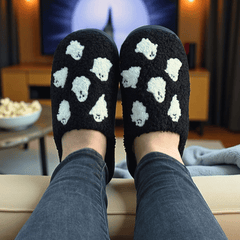 Halloween Hausschuhe Schwarz mit Geister Motiv – Flauschige Plüsch Slipper