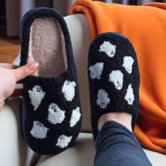 Halloween Hausschuhe Schwarz mit Geister Motiv – Flauschige Plüsch Slipper