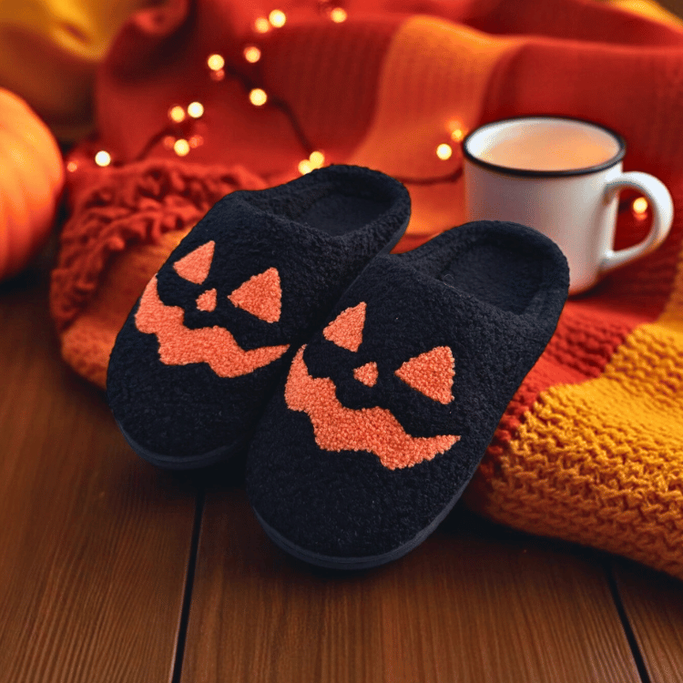 Halloween Hausschuhe Schwarz mit Kürbis Gesicht – Kuschelige Plüsch Slipper