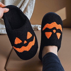 Halloween Hausschuhe Schwarz mit Kürbis Gesicht – Kuschelige Plüsch Slipper