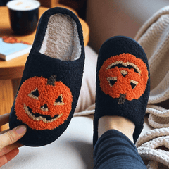 Halloween Hausschuhe Schwarz mit großem Kürbis Motiv – Flauschige Slipper