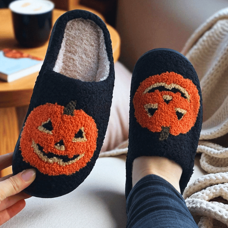 Halloween Hausschuhe Schwarz mit großem Kürbis Motiv – Flauschige Slipper