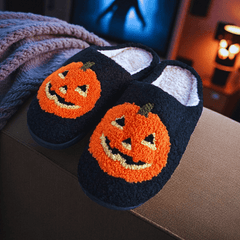 Halloween Hausschuhe Schwarz mit großem Kürbis Motiv – Flauschige Slipper