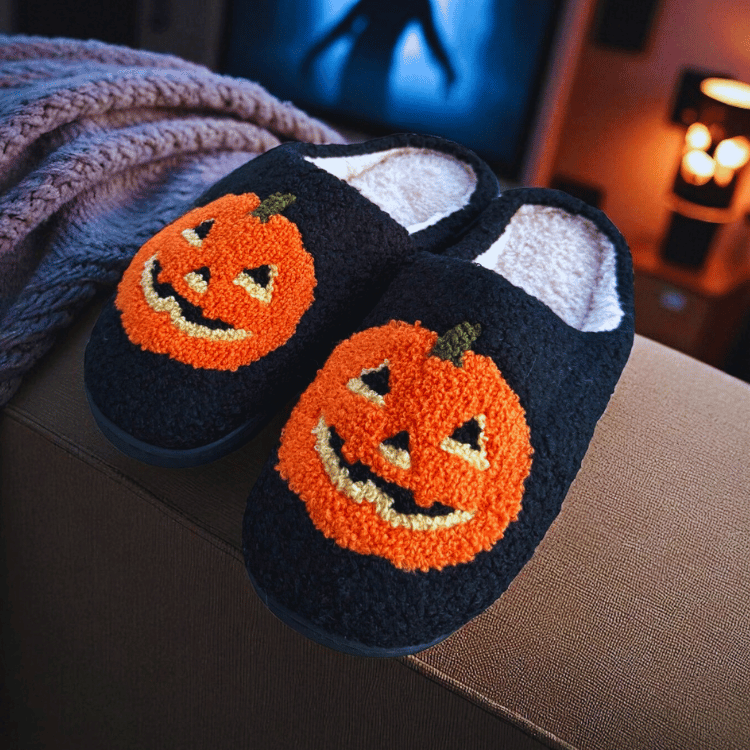 Halloween Hausschuhe Schwarz mit großem Kürbis Motiv – Flauschige Slipper